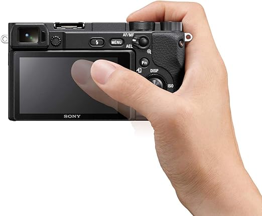 Câmera digital Sony Alpha 6400 com sensor APSC, 24,3MP, tela ajustável em 180°(selfie)