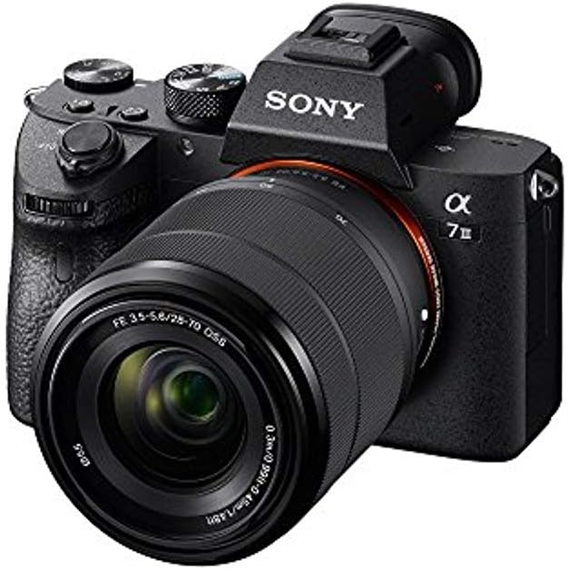 Sony A7 III sem espelho, de lente intercambiável, com lente de 28 - 70mm