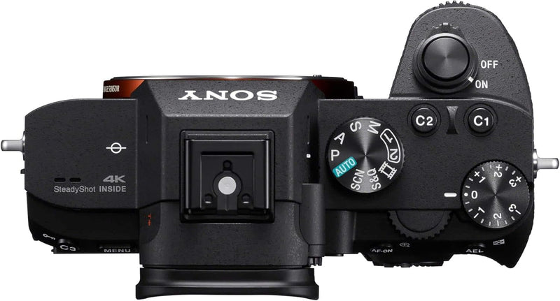 Sony A7 III sem espelho, de lente intercambiável, com lente de 28 - 70mm