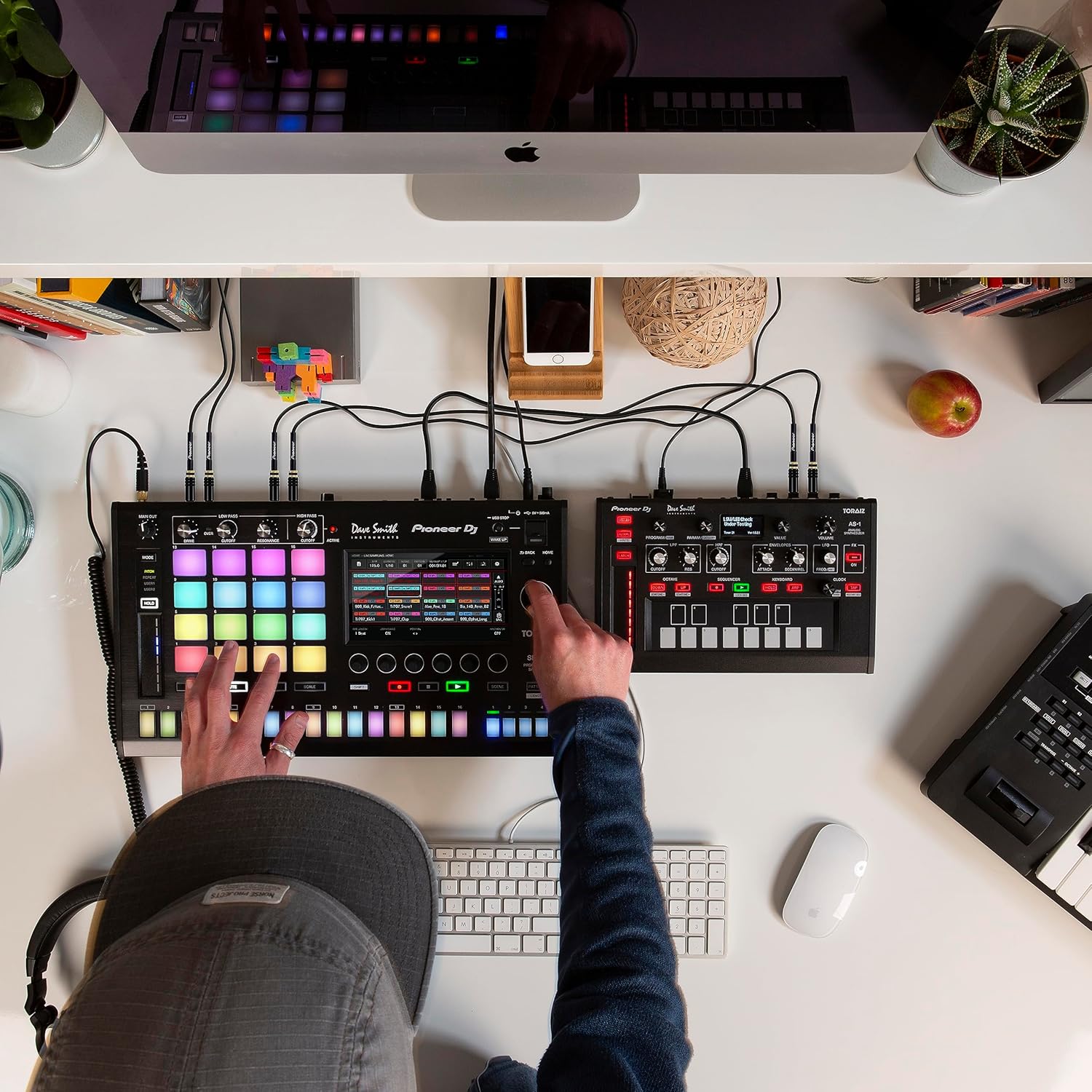 Pioneer DJ TAS-1 - Módulo sintetizador analógico monofônico com recall digital, teclado touchpad de 13 notas, controlador de fita, sequenciador e 7 efeitos onboard